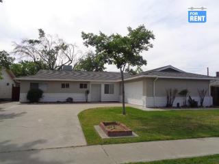 2264 Fairmont Dr, Hanford CA  93230-1449 exterior