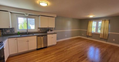 134 Maple Ave, Middletown RI  02842-4836 exterior