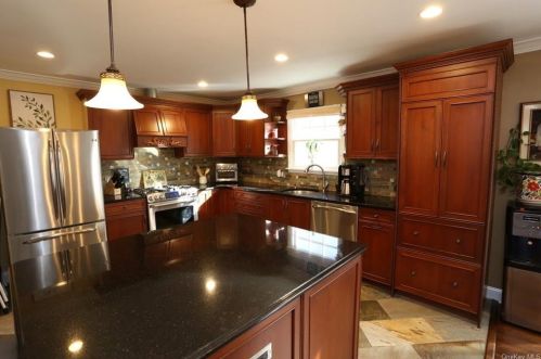 15 Hillside Dr, Thiells, NY 10984-1432