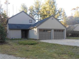 12 Edgewood Cir, Avon CT  06001-3305 exterior