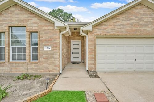 1002 Oakglen Dr, Conroe TX  77378-5743 exterior