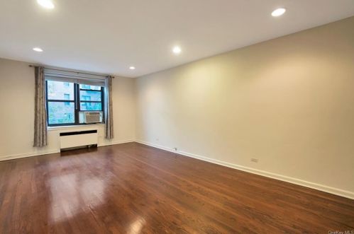445 240th St, Bronx, NY 10470-1797