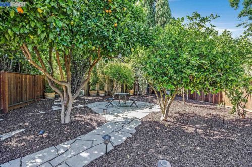 2255 Courtland Ave, Oakland CA 94601-4707 exterior