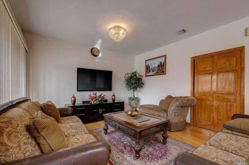 197 Willis Ave, Floral Park, NY 11001-1342