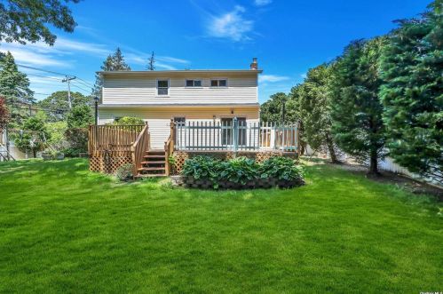 2 Maison Dr, Holbrook NY  11741-1314 exterior