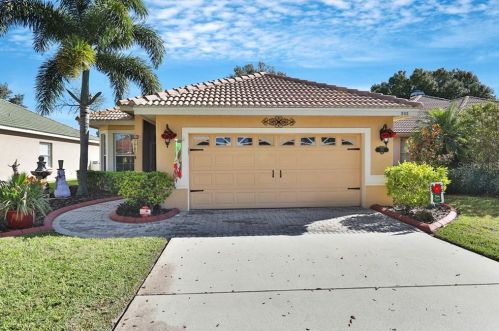 202 Lake Region Blvd, Winter Haven, FL 33881-9566