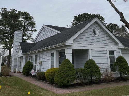 6 Sayville Ct, Panamoka, NY 11961-1633