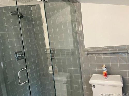 31 Oak Ridge Ln, Hartford CT  06107-3506 exterior