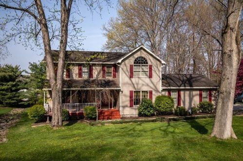 1331 Foxwood Dr, Hermitage, PA 16148-3168