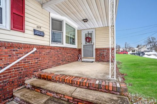 888 Diane Ct, Woodbridge, NJ 07095-3215