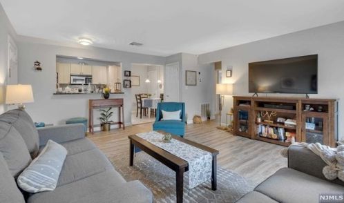 100 Crown Ct, Edgewater NJ  07020-1137 exterior