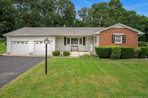 19 Meadow Ln, Uncasville, CT 06382-1215