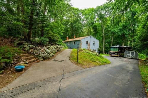 13 Bobwhite Trl, Gales Ferry CT  06335-2002 exterior