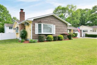 16 Greenmist Dr, Hauppauge, NY 11779-4528