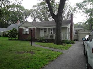 40 Dahlia St, Warwick, RI 02888-5116