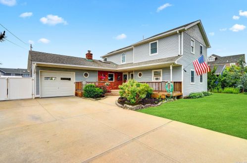 104 Lighthouse Rd, Babylon, NY 11702-4320