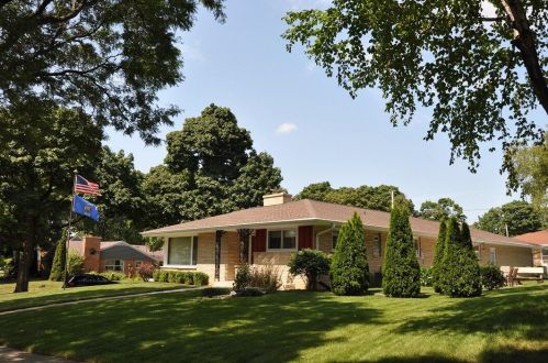 2945 Cleveland Park Dr, Milwaukee, WI 53219-2814
