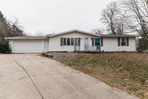 105 Bel Aire Ct, Buchanan, IA 52772-1301