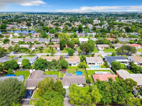 8411 3rd St, Hollywood, FL 33024-6659