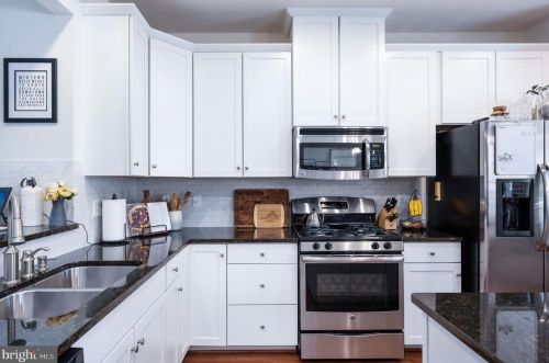 7009 Darbey Knoll Dr, Gainesville VA  20155-3634 exterior