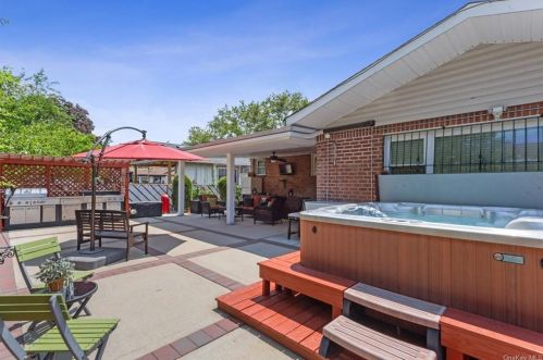 2244 Parkhurst Rd, Floral Park, NY 11003-2818