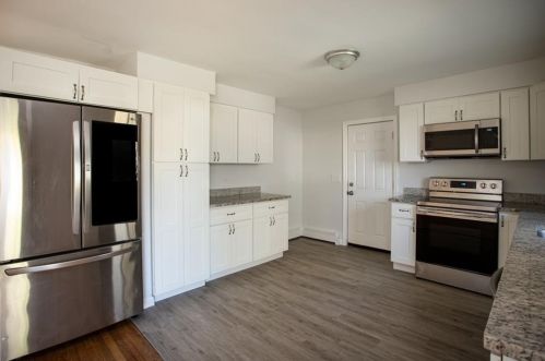 140 Montgomery St, Tiverton RI  02878-2423 exterior