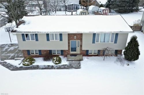 3386 Mehaffie Dr, Canton, OH 44721-2274