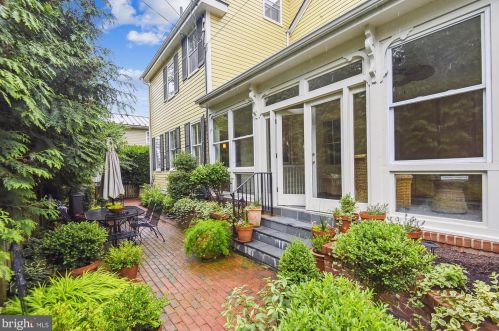 19 Cornwall St, Leesburg VA 20176-2701 exterior