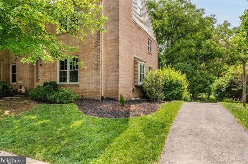 22 Rampart Dr, Wayne, PA 19087-5843
