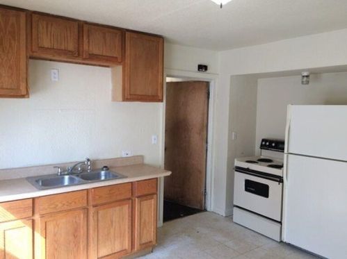 3266 3rd St, Milwaukee, WI 53207-2633