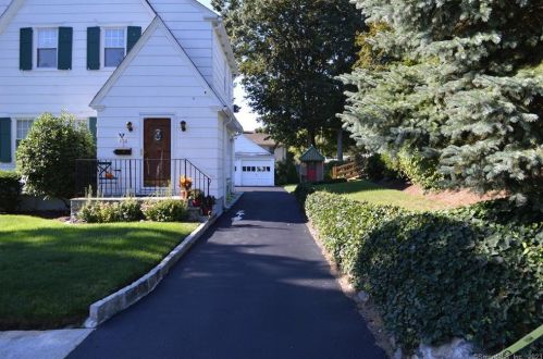 306 Mapledale Pl, Bridgeport, CT 06610-1134