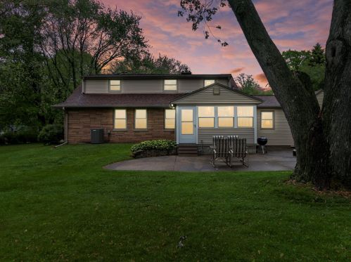 827 Marymere Dr, Oconomowoc, WI 53066-3915