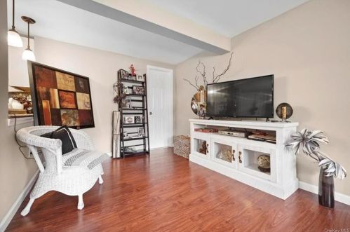 80 Friendly Rd, Mahopac NY  10541-1922 exterior