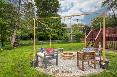 433 Woodland Ct, Hobart, IN 46342-3850