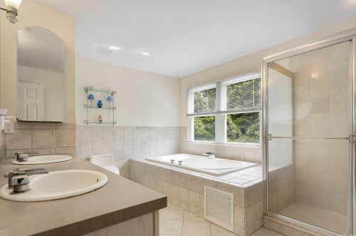 5 Daisy Ct, Northport NY  11768-2267 exterior