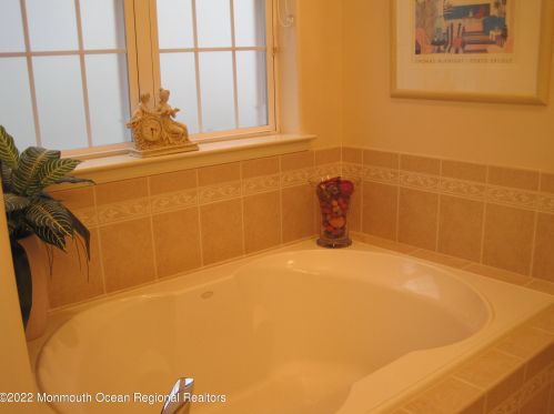 6 Seminole Ct, Jackson Twp NJ  08527-4042 exterior