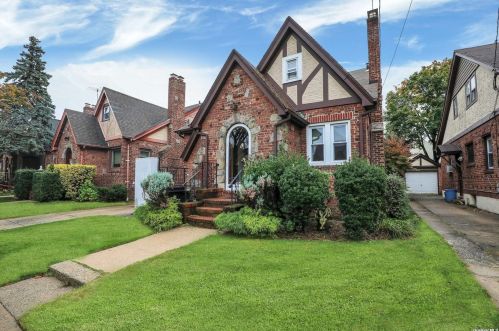 114 3rd St, New Hyde Park, NY 11040-4412