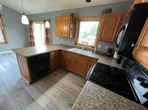 348 Woodridge Pl, Manitowoc WI  54220-7169 exterior