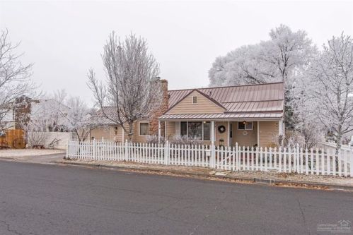 458 12th St, Eagle Crest, OR 97756-1679