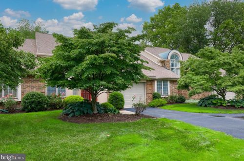 211 Willow Valley Dr, Lancaster PA  17602-4781 exterior