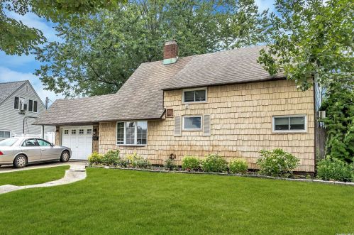 8 Whisper Ln, North Wantagh, NY 11793-1232