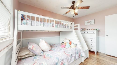 947 Montauk Ave, Islip Terrace NY  11752-1206 exterior