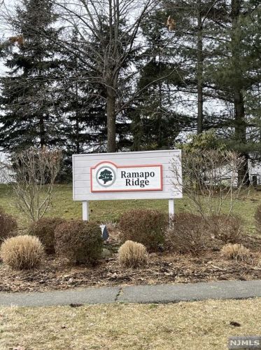 227 Mountainview Dr, Mahwah NJ  07430-3424 exterior