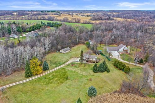 9106 Wescott Rd, Kewaskum WI  53040-9716 exterior