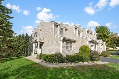 22 Deer Crossing Dr, Fishkill, NY 12524-1361