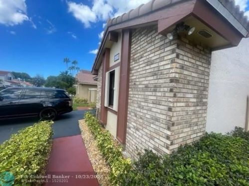 6245 175th Ter, Hialeah FL  33015-4438 exterior