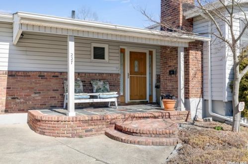 227 Young St, Babylon, NY 11704-2924