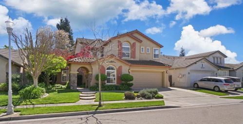 2044 Sugarbowl Way, Lodi CA  95242-4752 exterior