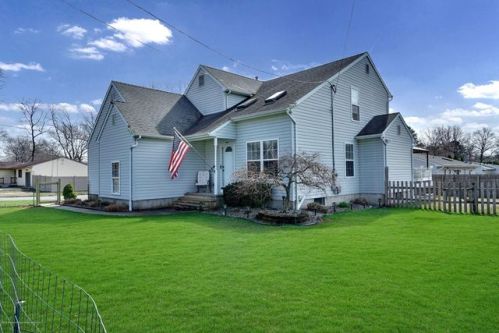411 Lake Barnegat Dr, Lacey Township, NJ 08731