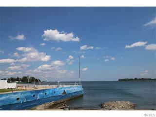 626 King Ave, Bronx, NY 10464-1111